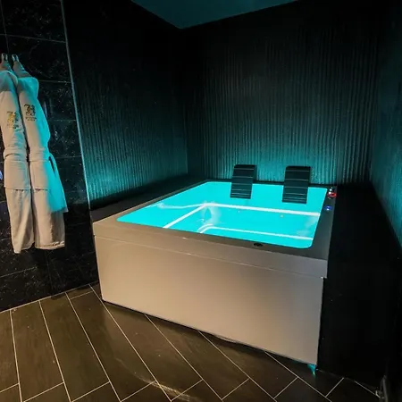 H & - Adults Only 4*