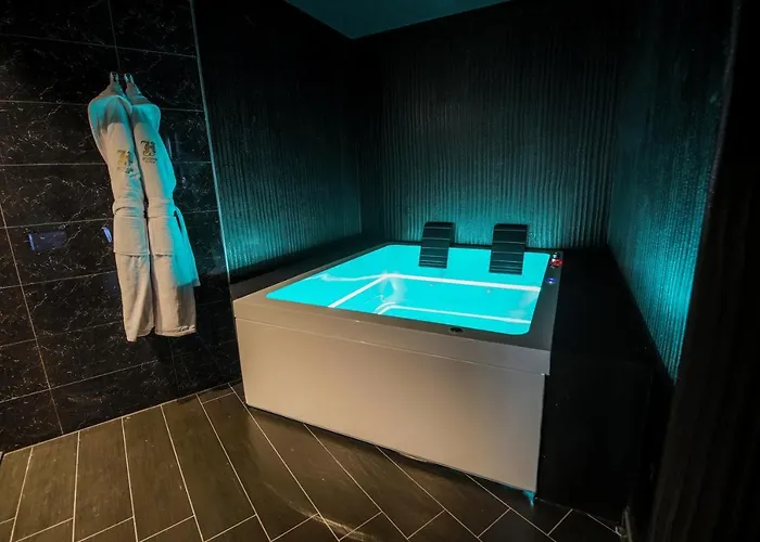 H & - Adults Only 4*