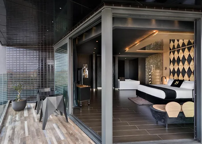 H & - Adults Only 4*