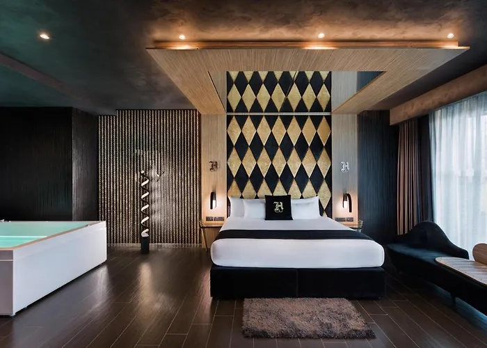 H & - Adults Only 4*